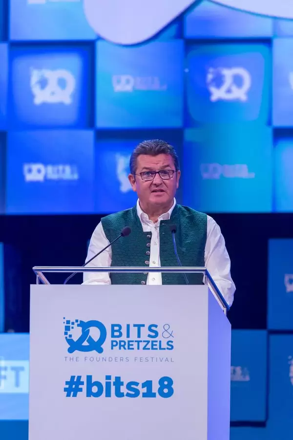 Franz Jospeh Pschierer am Podium auf dem Bits & Pretzels Festival in München