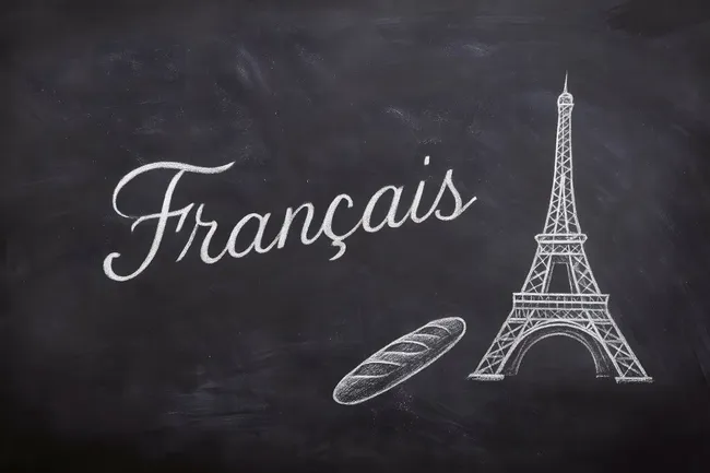 Französisches Stillleben mit Eiffelturm und Baguette