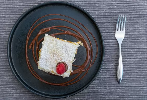 Französischer Nachtisch: Pfirsich-Sahne-Mille-Feuille mit Schokoladensauce. Villa Vegana, Selva, Mallorca