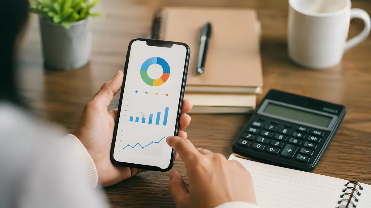 Frau analysiert Finanzdaten auf dem Smartphone