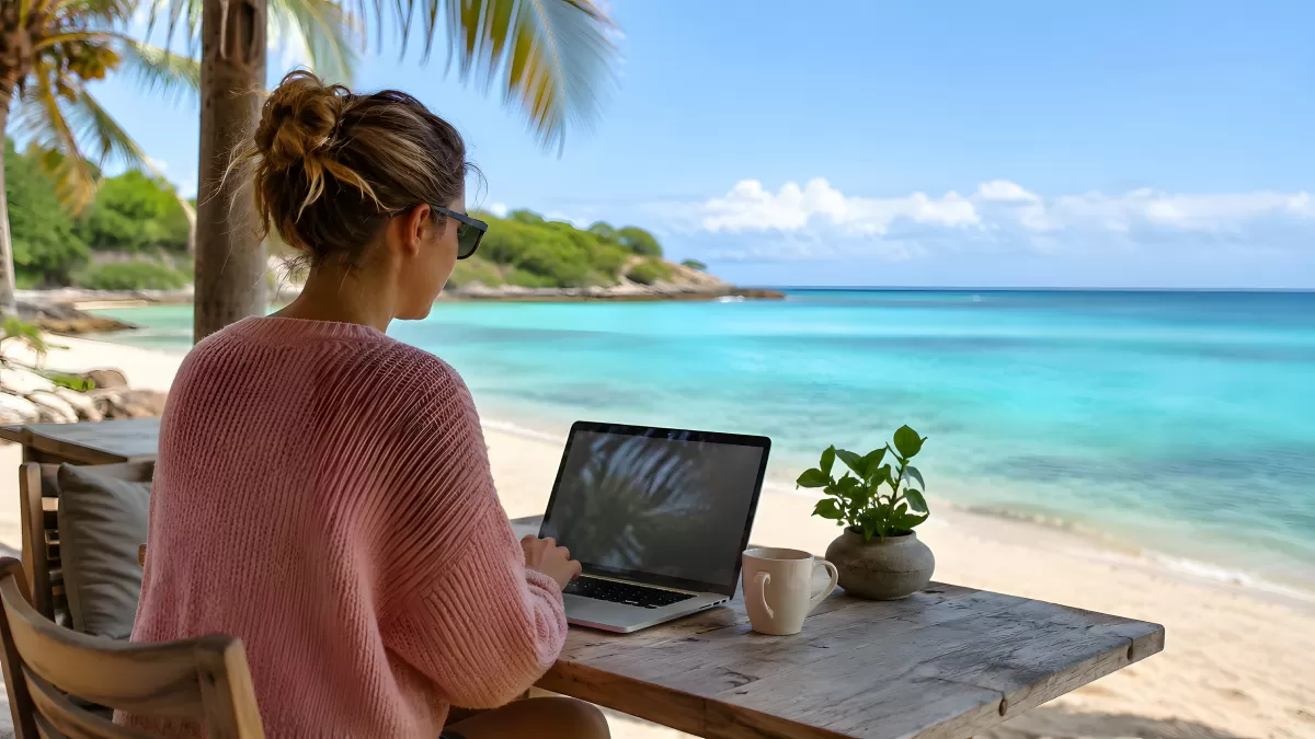Frau arbeitet am Laptop an einem tropischen Strand