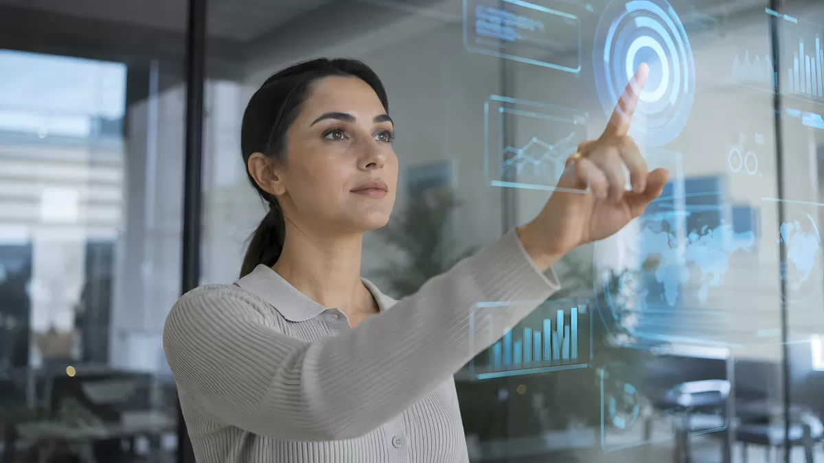 Frau bedient futuristisches Hologramm-Display im Büro