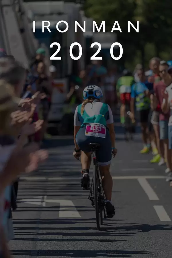 Frau beim 180km Radrennen während des sportlichen Triathlons, unter dem Bildtitel "Ironman 2020"