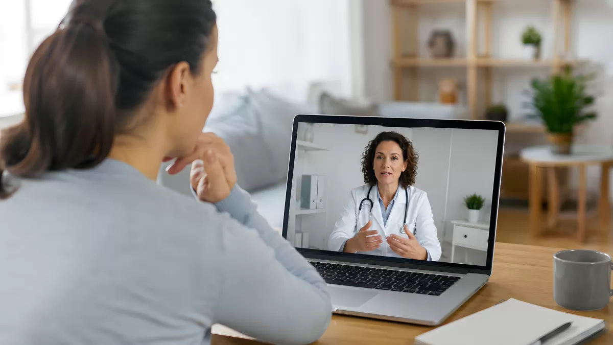 Frau beim Videogespräch mit Ärztin am Laptop