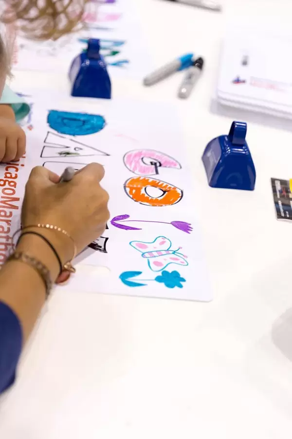 Frau bemalt ein Bank of America Chicago Marathon Painting-Paper