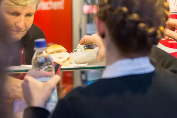 Frau bestellt Seelachssemmel - Oktoberfest 2017