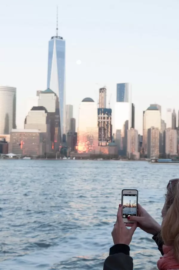 Frau fotografiert WTC Freedom Tower mit iPhone in New York City, USA