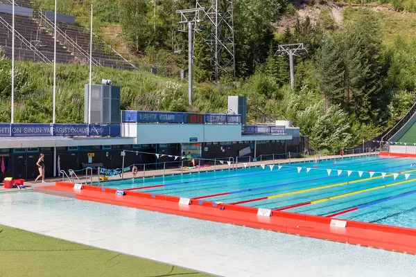 Frau im Badeanzug besucht ein finnisches Freibad im Sportzentrum von Lahti, Finnland