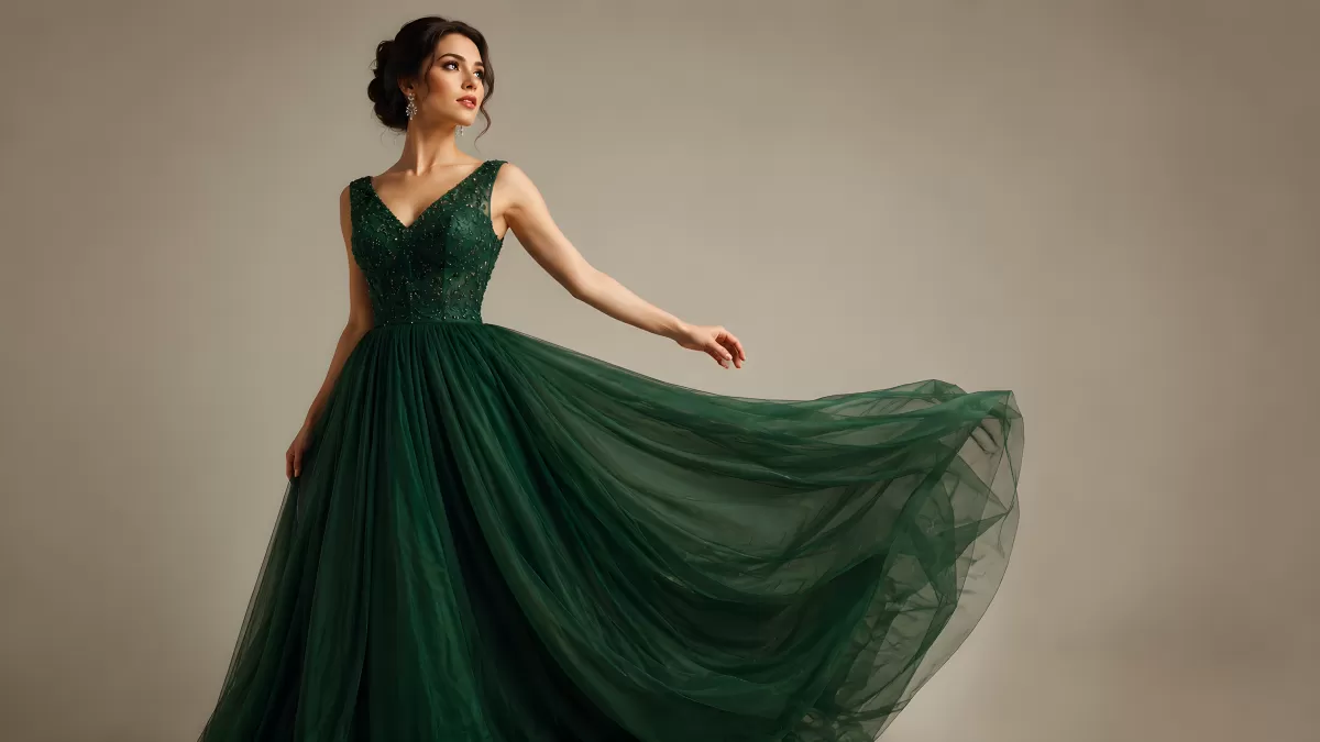 Frau im eleganten smaragdgrünen Abendkleid