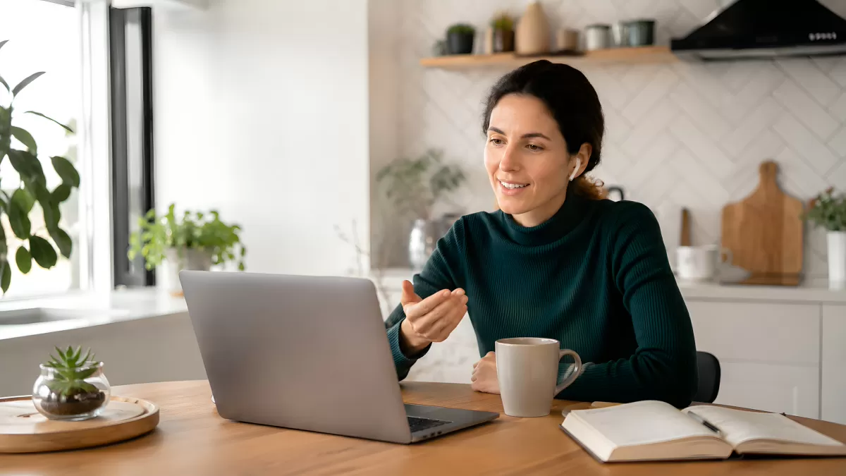 Frau im Homeoffice beim Videogespräch am Laptop