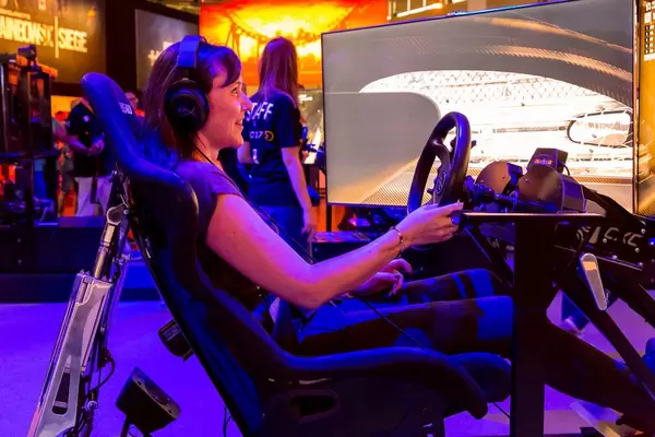 Frau in Rennsimulator