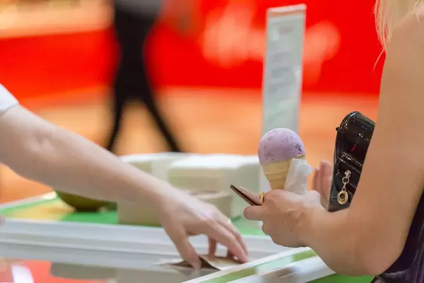 Frau kauft das berühmte Moskauer Eis in der Waffel