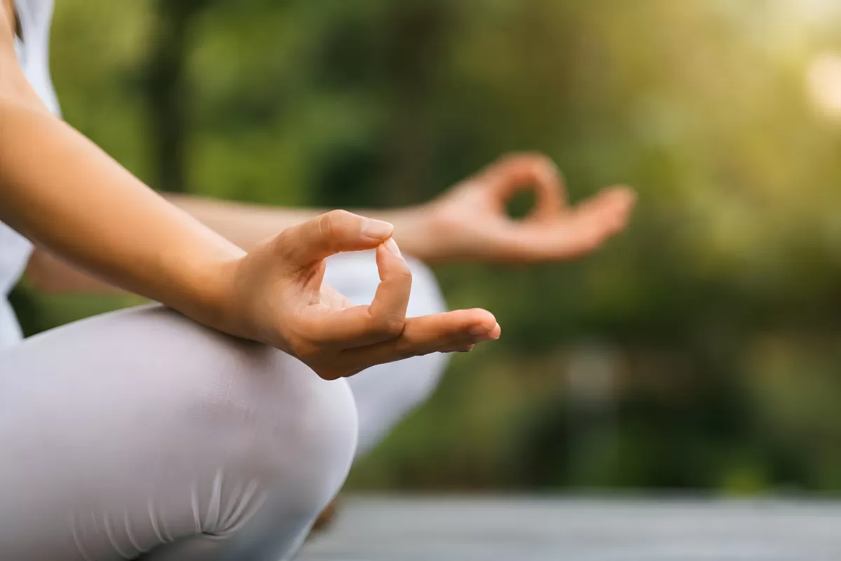 Frau meditiert in Lotus-Pose mit Gyan Mudra