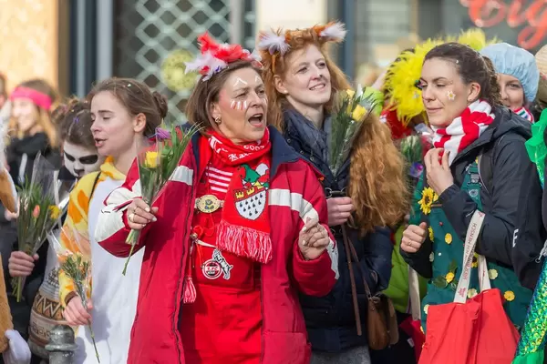 Frau mit 1. FC Köln Overall beim Rosenmontagszug - Kölner Karneval 2018