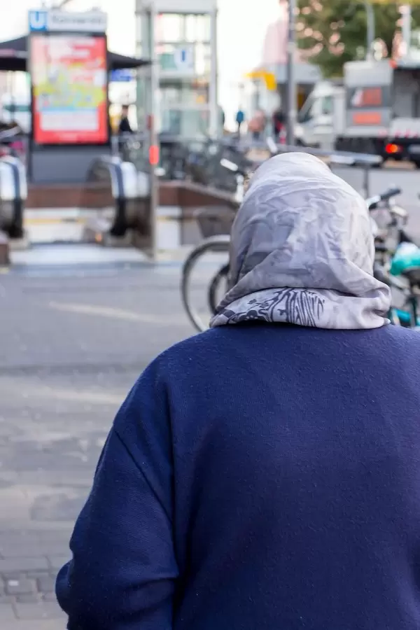 Frau mit Kopftuch auf der Venloer Straße in Köln