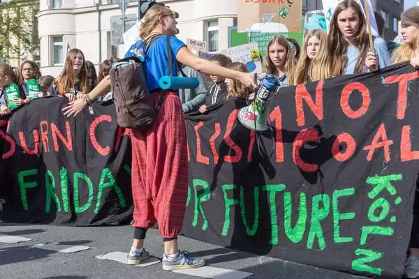 Frau mit Megafon vor dem Protestzug der Fridays for Future Klimademo