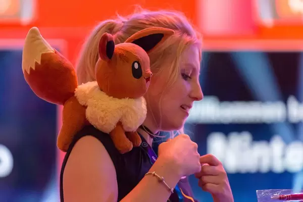 Frau mit Pokemon Stofftier auf der Schulter