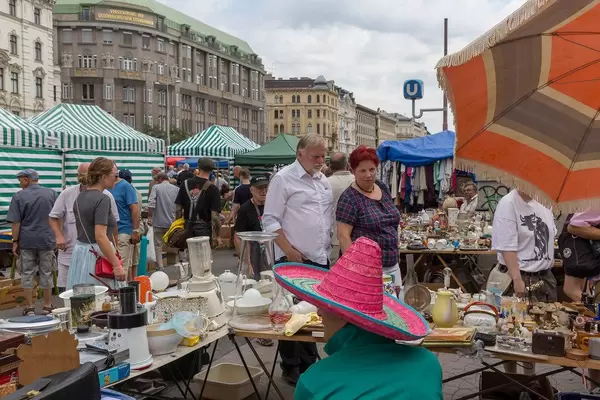 Frau mit rosa Sombrero verkauft gebrauchte Ware am Flohmarkt am Naschmarkt