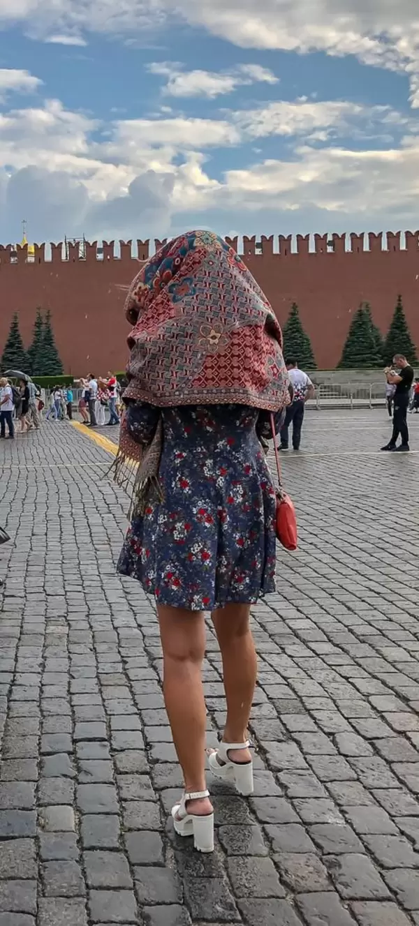 Frau mit schöner Kopfbedeckung am Roten Platz