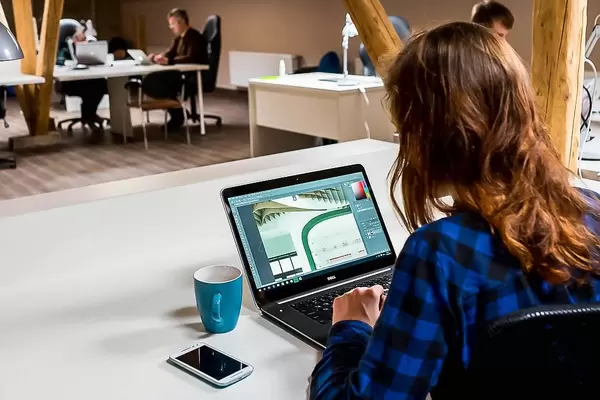 Frau nutzt für die Büroarbeit ein bekanntes Bildbearbeitungsprogramm