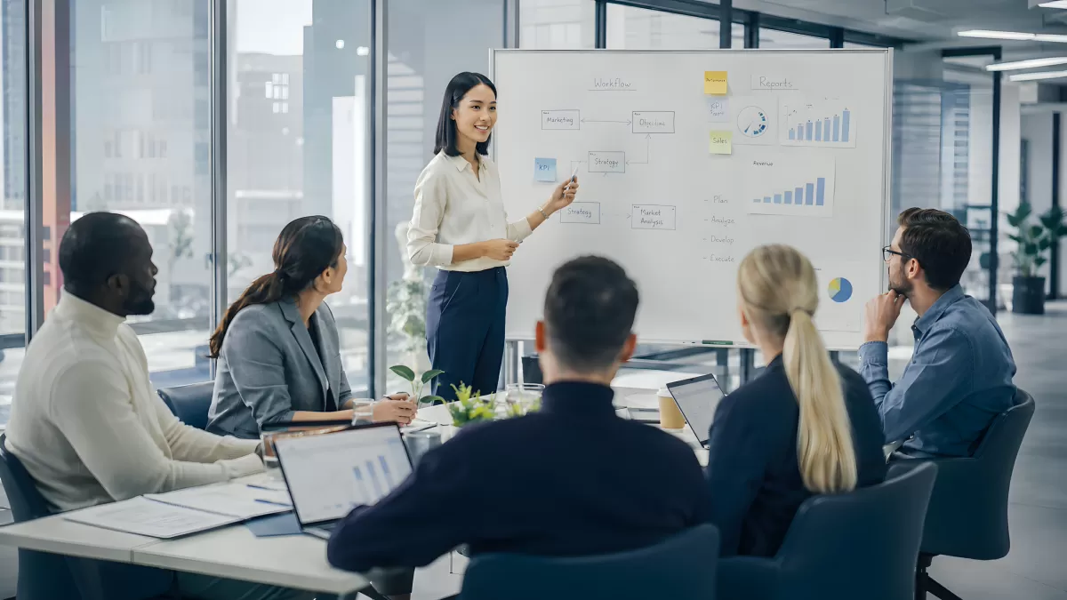 Frau präsentiert Workflow-Strategie im Meetingraum