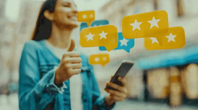 Frau prüft Kundenbewertungen auf Smartphone