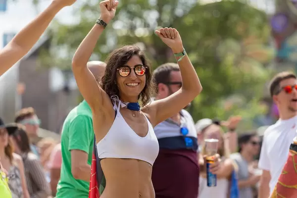 Frau tanzt mit gehobenen Armen am ersten Tag vom Tomorrowland Festival