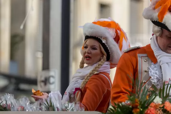 Frau und Mann von KKG Nippeser beim Rosenmontagszug - Kölner Karneval 2018