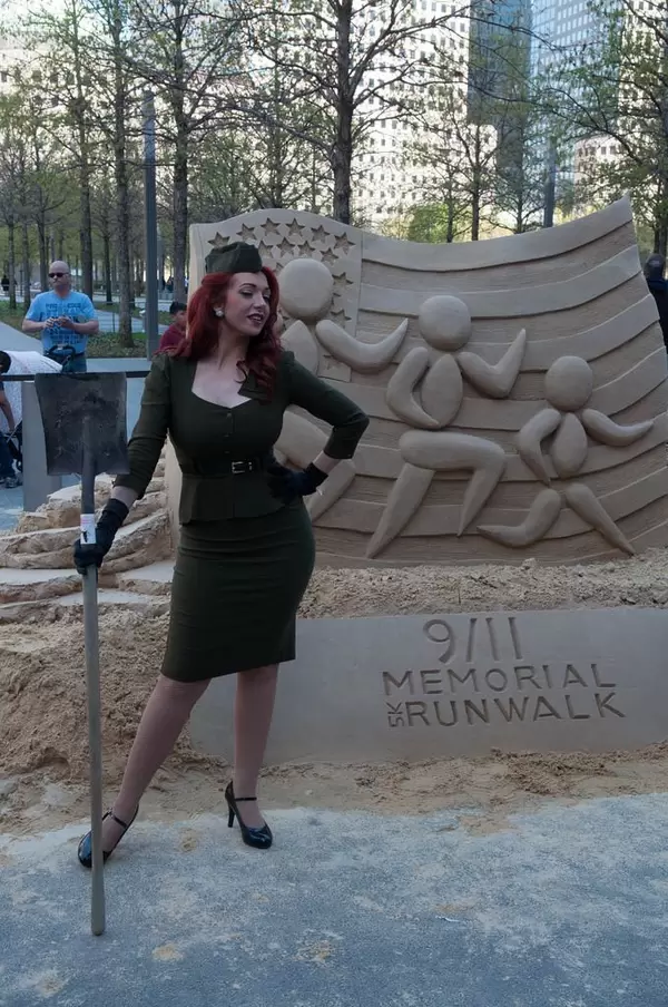 Frau vor 9/11 Memorial Runwalk Sandskulptur in New York CIty, USA