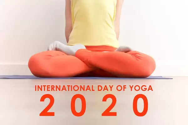 Frau während der Meditation in der Lotus Pose (Padmasana) mit dem Bildtitel  zum internationalen Yoga-Tag "International Day of Yoga 2020"