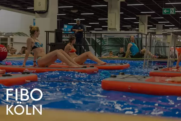 Frauen beim neuen Aquafitness-Trend auf Beboards während der Sportsmesse, mit dem Bildtitel "Fibo Köln"