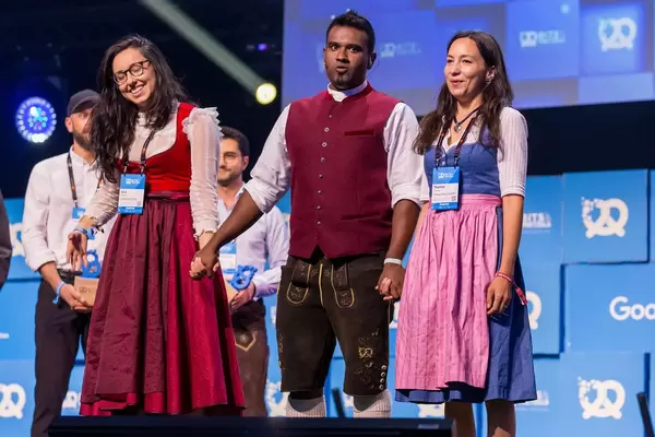 Frauen mit Erfolg: Dan Ram mit Lisa Gradow von Usercentrics und Yvonne Rusche von Hawa Dawa. Die Münchner Start-Ups haben den zweiten und ersten Platz im Startup-Wettbewerb gewonnen