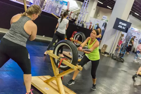 Frauen schlagen mit Baseball-Schläger auf einen Reifen ein