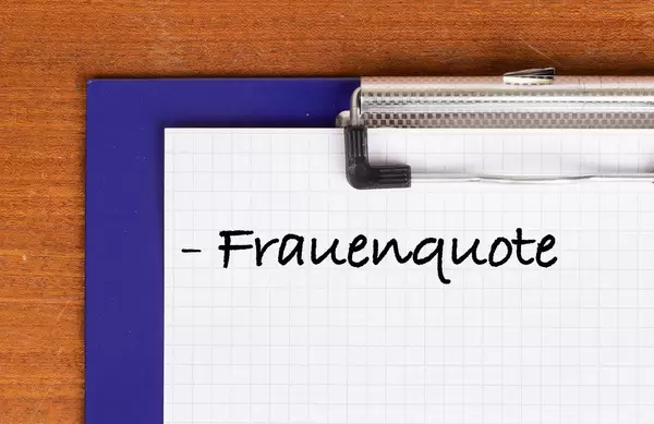 Frauenquote text on clipboard