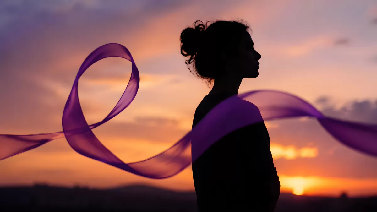 Frauensilhouette mit lila Band im Sonnenuntergang
