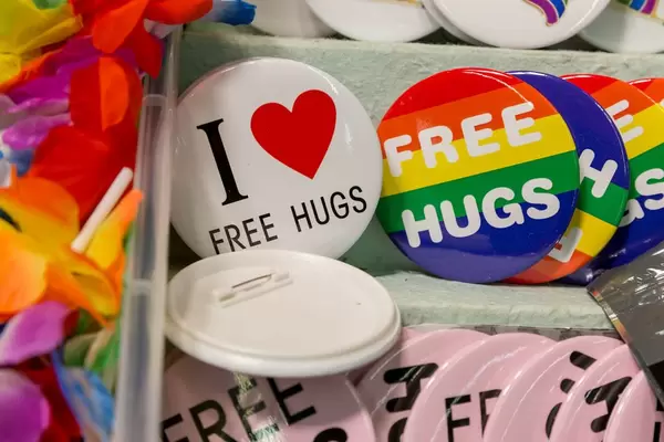 Free Hugs Broschen mit Herz und in Regenbogenfarben