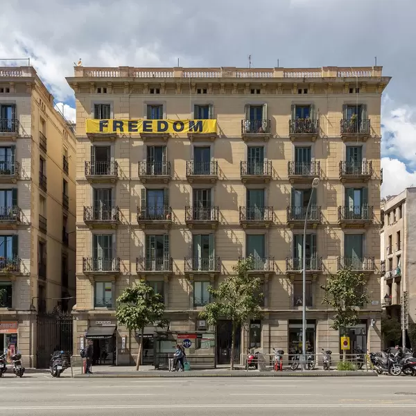 Freedon-Banner an spanischem Haus an der Av. del Marquès de l'Argentera solidarisiert sich mit Kataloniens Unabhängigkeitsbewegung in Barcelona