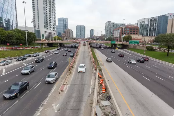 Freeway in Chicago with intersection and litter