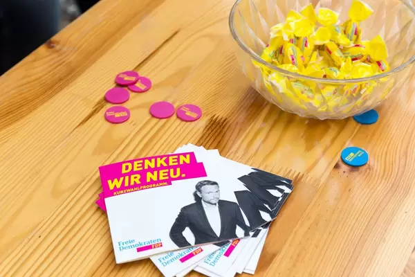 Freie Demokraten (FDP) - Kurzwahlprogramm-Broschüren, Jetons und Bonbons