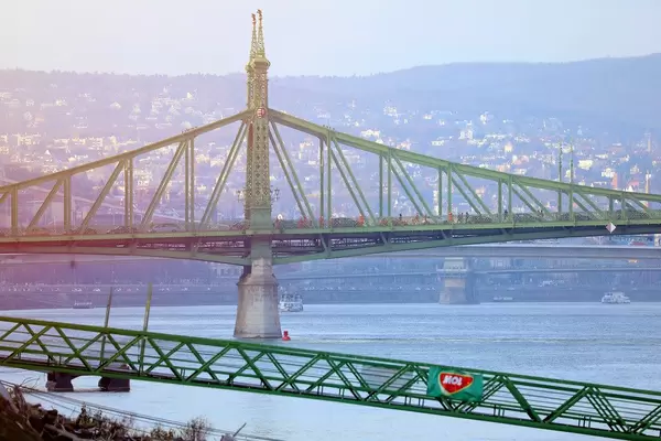 Freiheitsbrücke über der Donau in Budapest, Ungarn