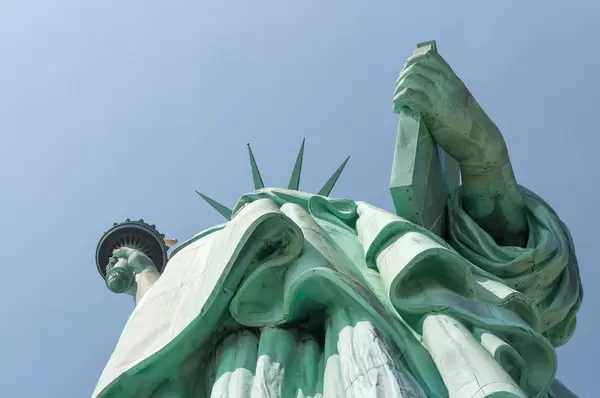 Freiheitsstatue aus der Froschperspektive