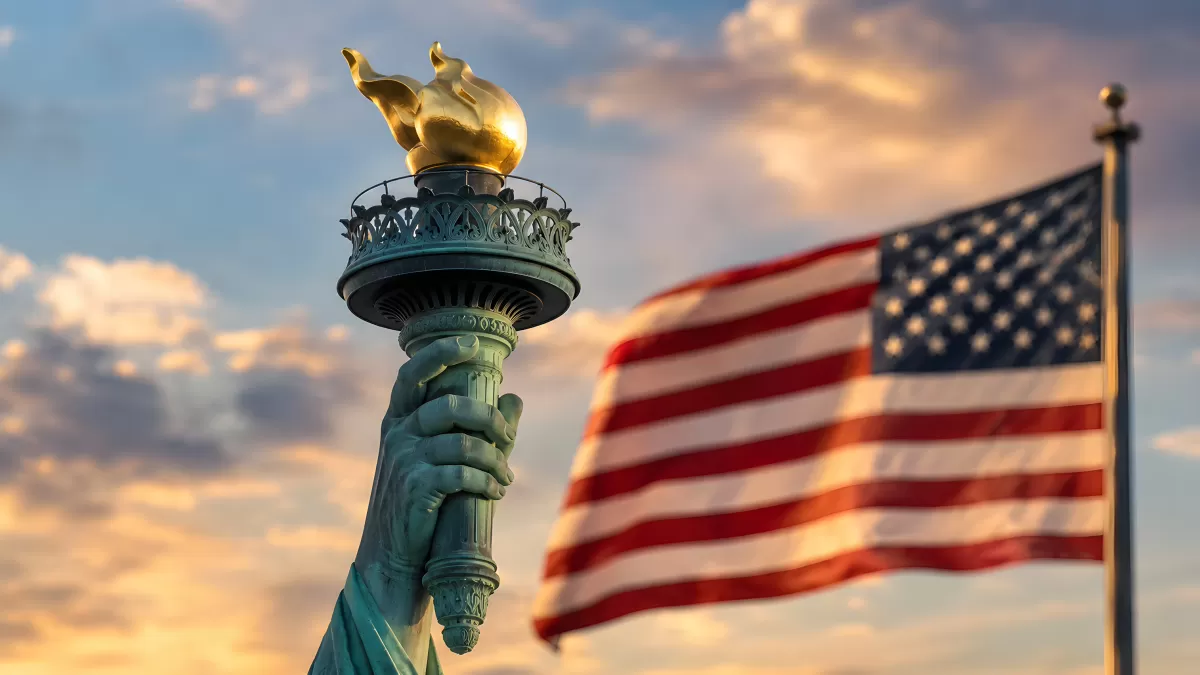 Freiheitsstatue Fackel mit amerikanischer Flagge