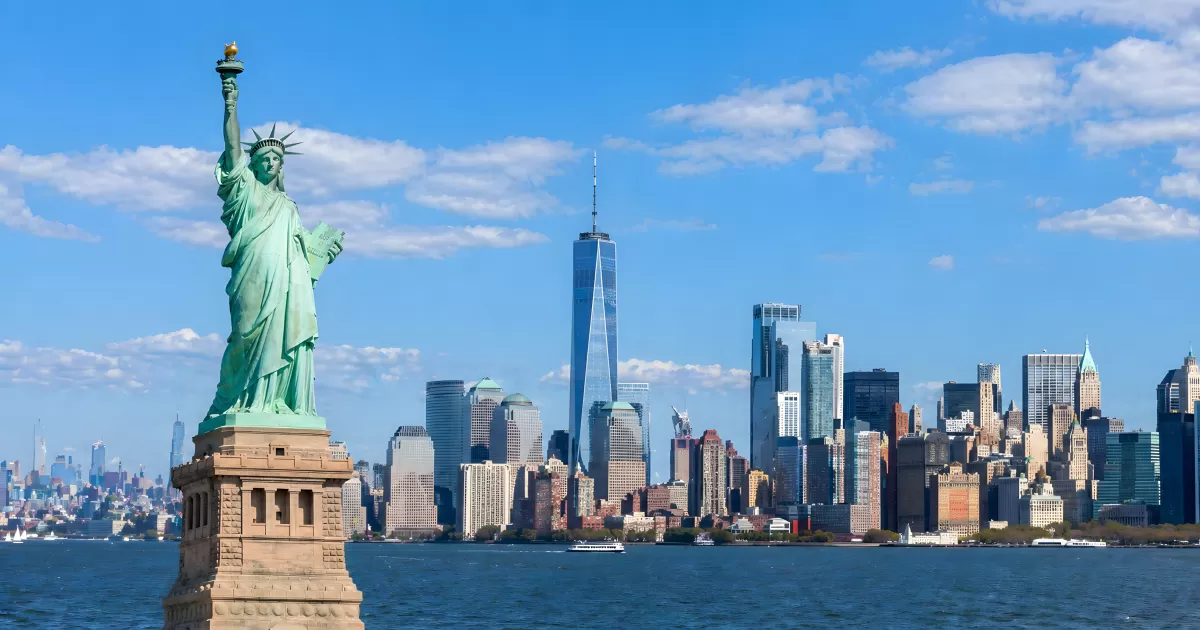 Freiheitsstatue vor der Skyline von Manhattan