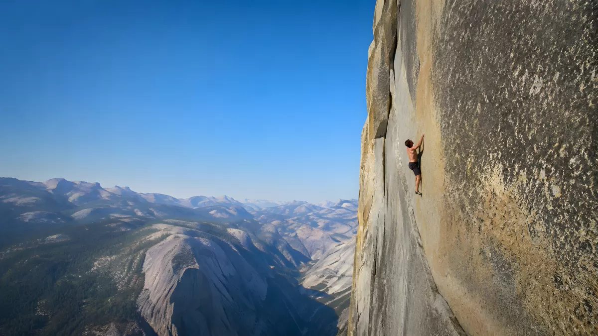 Freikletterer an senkrechter Felswand über Yosemite-Tal