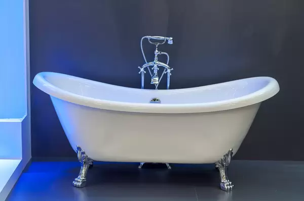 Freistehende Badewanne mit Füßen