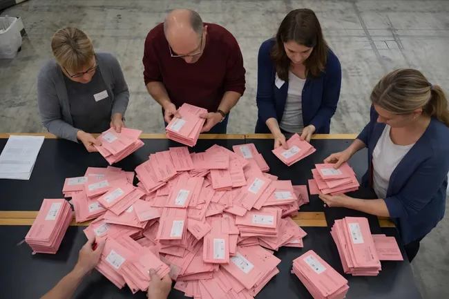 Freiwillige zählen Briefwahlstimmen in Wahlen aus