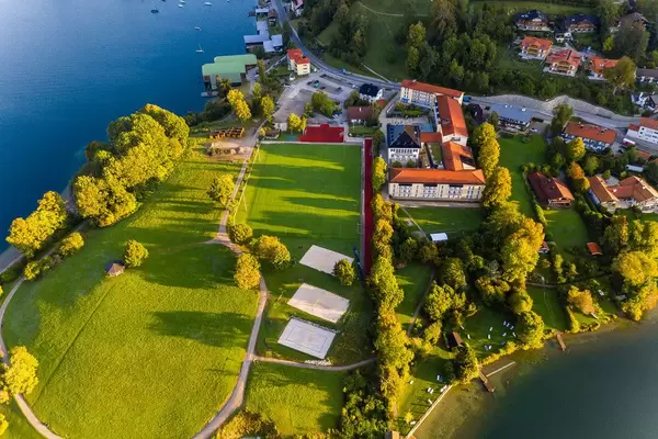 Freizeitgelände und Sportplatz am Tegernsee in Bayern mit Beach Volley- und Fussballplatz. Luftbild