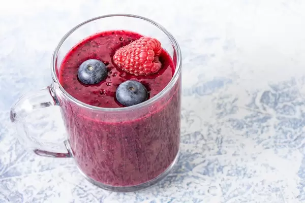 Fresh and healthy Blueberries and Raspberries juice in the glass (Flip 2019)