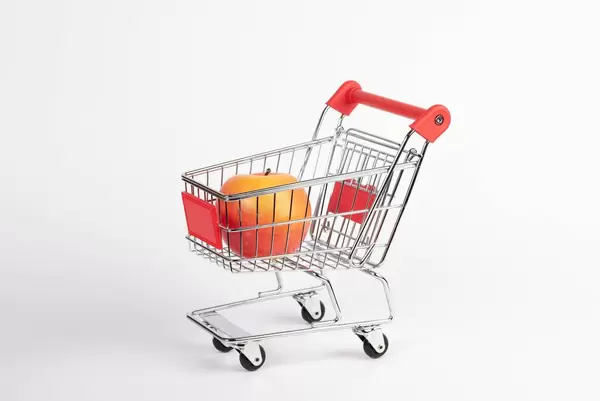 Fresh apple fruit in shopping cart