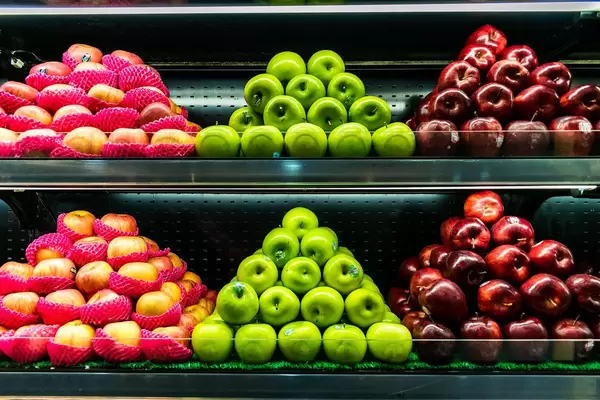 Fresh apples displayed in a fruit stand (Flip 2019)